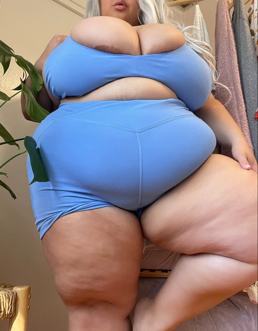 Tell me how wonderful I look in tight blue things https://t.co/5b6TD89LVX