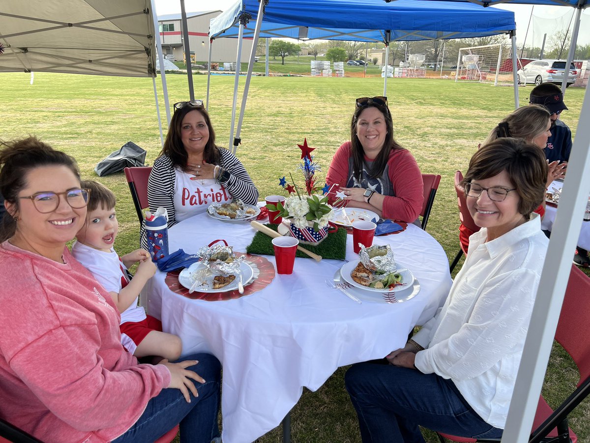 leahrwatkins's tweet photo. Thank you @HCHSPatriotBas1 for a great evening! Great food, great baseball, and fine young people! Thank you for celebrating educators! ❤️#excellenceinHC https://t.co/zBU1HvBWRg