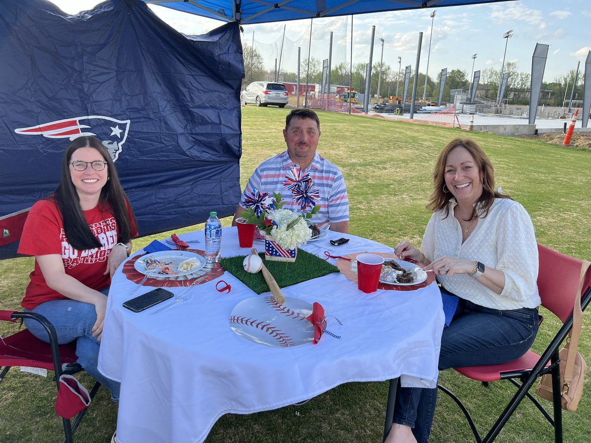 leahrwatkins's tweet photo. Thank you @HCHSPatriotBas1 for a great evening! Great food, great baseball, and fine young people! Thank you for celebrating educators! ❤️#excellenceinHC https://t.co/zBU1HvBWRg
