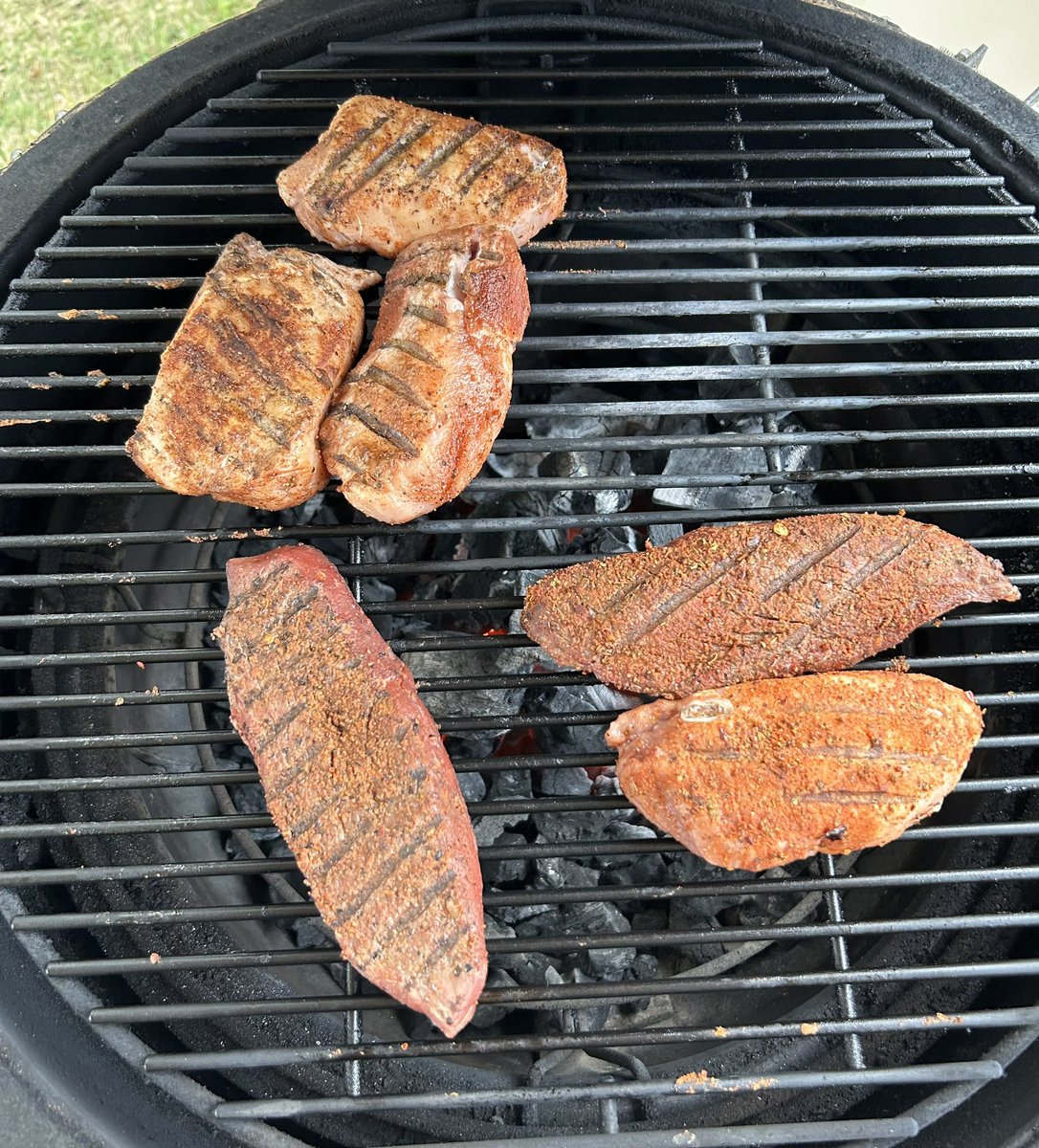 Finishing up a few new blends! @DadsSeasonings dinner features Classic Sazón (Pichana steak and pork loin chops) and what could be the Final of Sweet Butt Rub pork loin chops. 🔥💵🥊