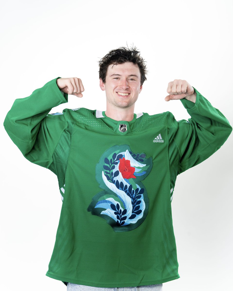 SeattleKraken's tweet photo. Bringing out these beautiful threads for Green Night, pres. by @Boeing! 🌲🌿

Designed by Sarah Robbins &amp; inspired by the PNW’s natural beauty &amp; commitment to sustainability, these jerseys will be available in Tuesday’s  Anchor Auction with proceeds benefitting @OneRoofFdn. https://t.co/7rc3v008DS