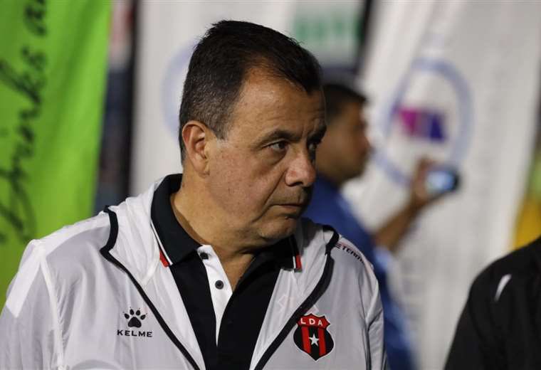 Aparte de varias cosas, es increíble el daño que les hace este par de hps (y otros pero no hablan) a la institución. Cada vez que salen a hablar es para decir una estupidez peor que la anterior, ojalá se larguen rápido del equipo