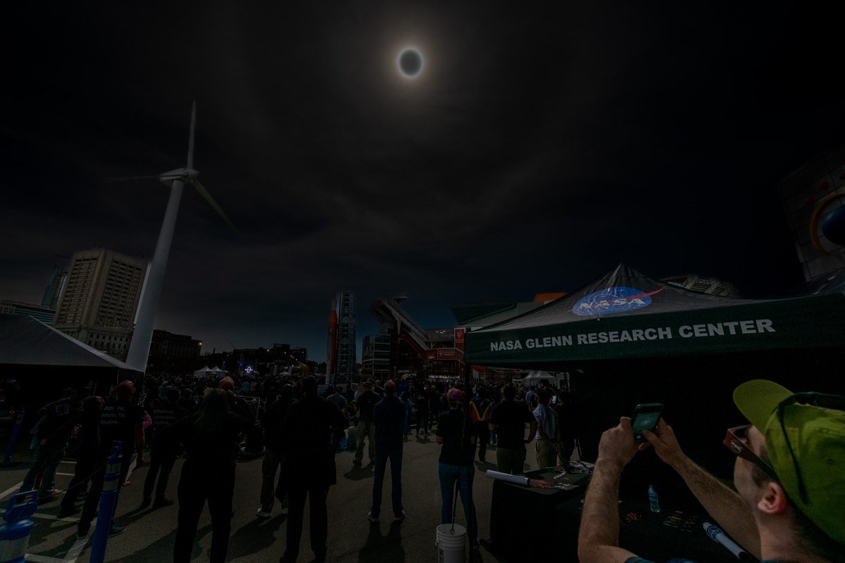 Breathtaking views of today’s total solar #eclipse over #Cleveland. More photos: flickr.com/photos/nasagle…