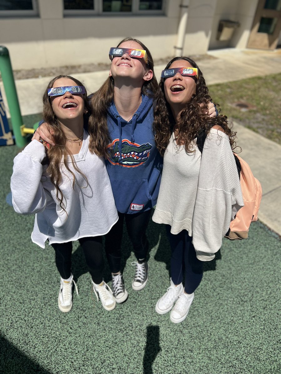 My own beautiful girls getting in on the solar eclipse action! Plus some middle school friends ♥️ @KenDDeLa @SchuemannTCS #Eclipse #Eclipse2024 #EclipseSolar #EclipseSolar2024