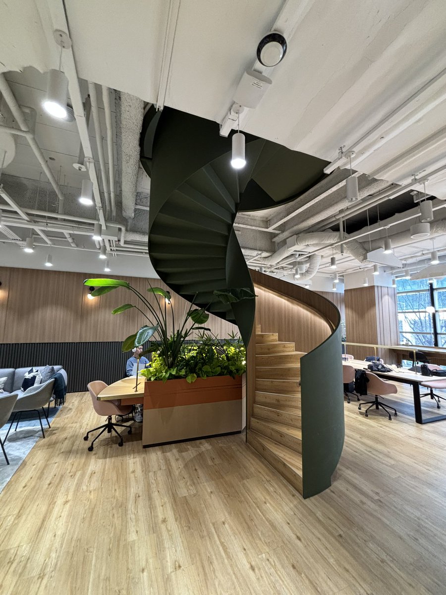 moomini00's tweet image. 센터포인트 웨스트(신도림 테크노마트)빌딩
2~3층 연결부분. 싱가포르계 공유오피스 JustCo. 가 저층부를 임차중인데, 10년 임차라 특별히 임차인의 요구를 들어줬다.

빌딩의 바닥(슬래브)를 이런식으로 뚫어서 위 아래를 이을 수 있다. 기둥모듈 한판 이내라면 충분히 가능하다. 

방법은 찾으면 다…