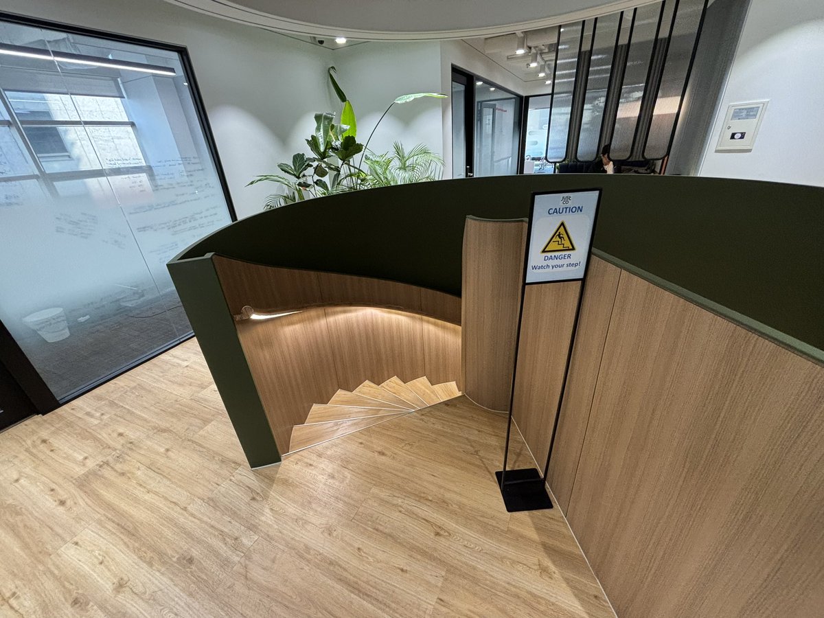 moomini00's tweet image. 센터포인트 웨스트(신도림 테크노마트)빌딩
2~3층 연결부분. 싱가포르계 공유오피스 JustCo. 가 저층부를 임차중인데, 10년 임차라 특별히 임차인의 요구를 들어줬다.

빌딩의 바닥(슬래브)를 이런식으로 뚫어서 위 아래를 이을 수 있다. 기둥모듈 한판 이내라면 충분히 가능하다. 

방법은 찾으면 다…