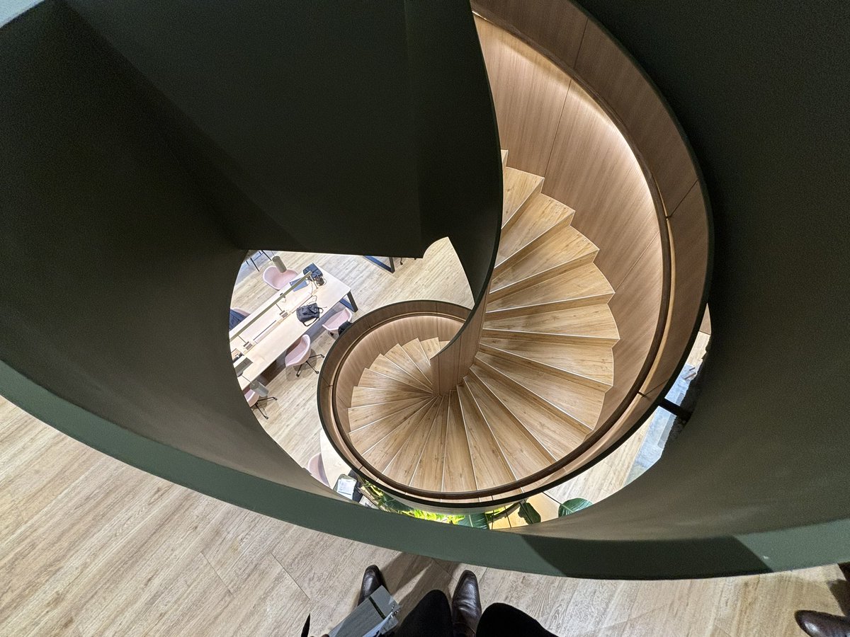 moomini00's tweet image. 센터포인트 웨스트(신도림 테크노마트)빌딩
2~3층 연결부분. 싱가포르계 공유오피스 JustCo. 가 저층부를 임차중인데, 10년 임차라 특별히 임차인의 요구를 들어줬다.

빌딩의 바닥(슬래브)를 이런식으로 뚫어서 위 아래를 이을 수 있다. 기둥모듈 한판 이내라면 충분히 가능하다. 

방법은 찾으면 다…