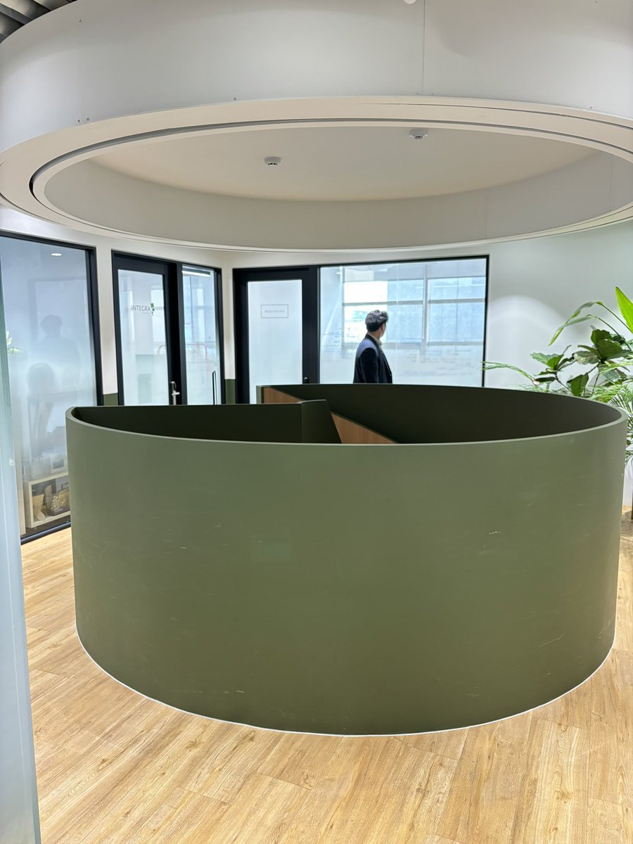 moomini00's tweet image. 센터포인트 웨스트(신도림 테크노마트)빌딩
2~3층 연결부분. 싱가포르계 공유오피스 JustCo. 가 저층부를 임차중인데, 10년 임차라 특별히 임차인의 요구를 들어줬다.

빌딩의 바닥(슬래브)를 이런식으로 뚫어서 위 아래를 이을 수 있다. 기둥모듈 한판 이내라면 충분히 가능하다. 

방법은 찾으면 다…