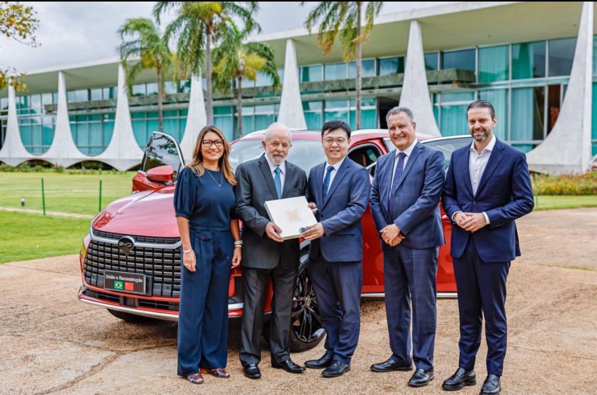 josafaliberal's tweet image. Quer deixar  um bilionário  P da vida na rede social dele.  Só  compartilhar uma foto do Presidente do Brasil Lula com representantes da BYD  concorrente direto da Tesla sua montadora