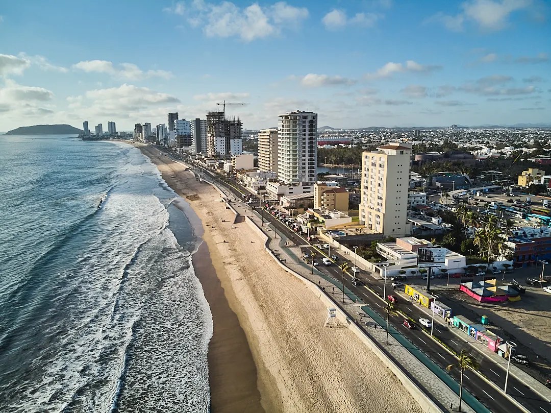 ElenoAM's tweet photo. Hablando de Mazatlán. La ciudad tiene una forma urbana atípica: solo permite edificios altos en el frente del malecón, detrás del malecón, solo hay casitas. Comparen con otros frente de mar en Latinoamérica.
En Mazatlán menos del 1% de las viviendas son departamentos. https://t.co/Pywqw0RrXp