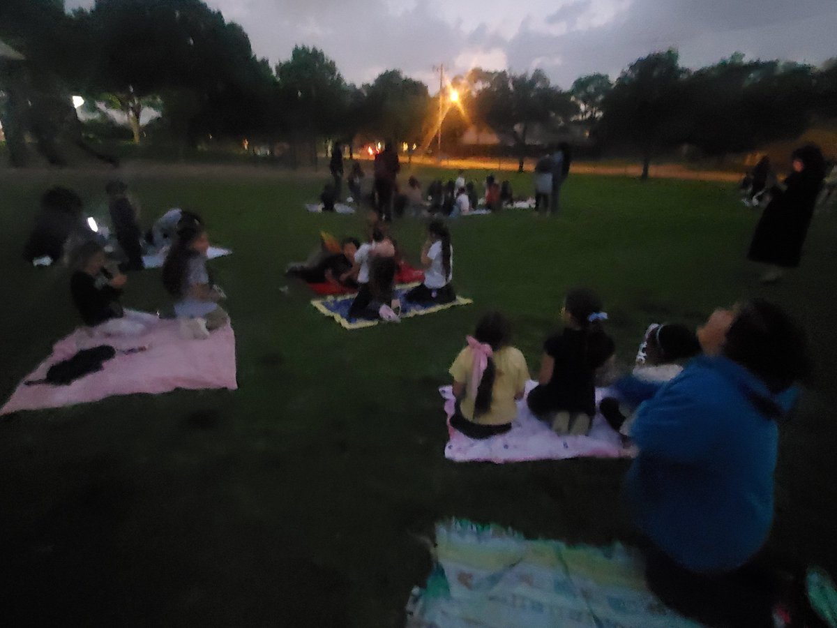 kimperclefarias's tweet photo. The #TotalSolarEclipse2024 was incredible and I love that this class and I will always have this wonderful shared memory together now 🌚 🌕 #RISDweareone #2ndgators🐊 https://t.co/dxCCteTURV