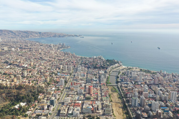 ElenoAM's tweet photo. Hablando de Mazatlán. La ciudad tiene una forma urbana atípica: solo permite edificios altos en el frente del malecón, detrás del malecón, solo hay casitas. Comparen con otros frente de mar en Latinoamérica.
En Mazatlán menos del 1% de las viviendas son departamentos. https://t.co/Pywqw0RrXp