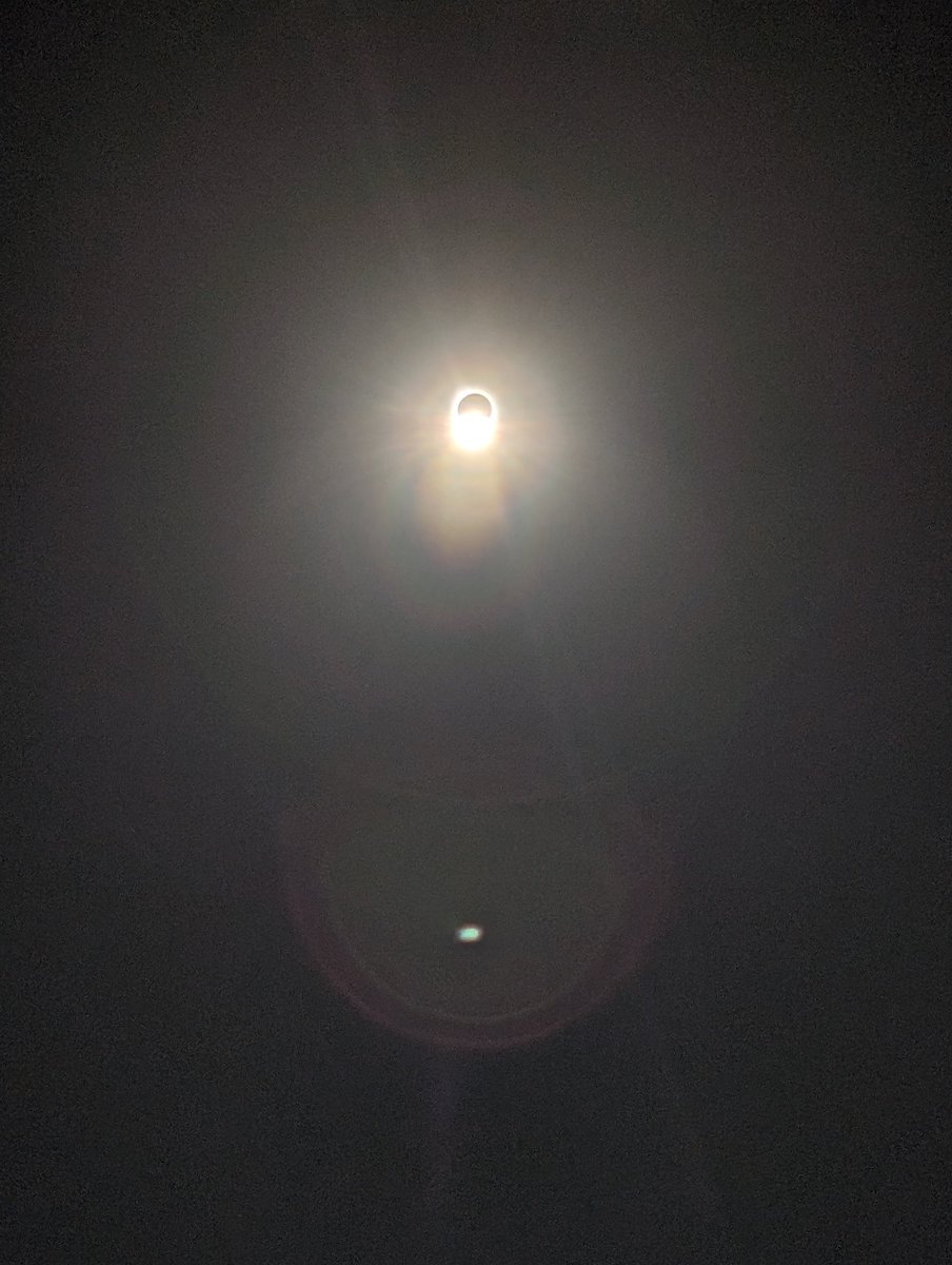 laurenontweeter's tweet photo. zee eclipse https://t.co/flEUZDXfpQ
