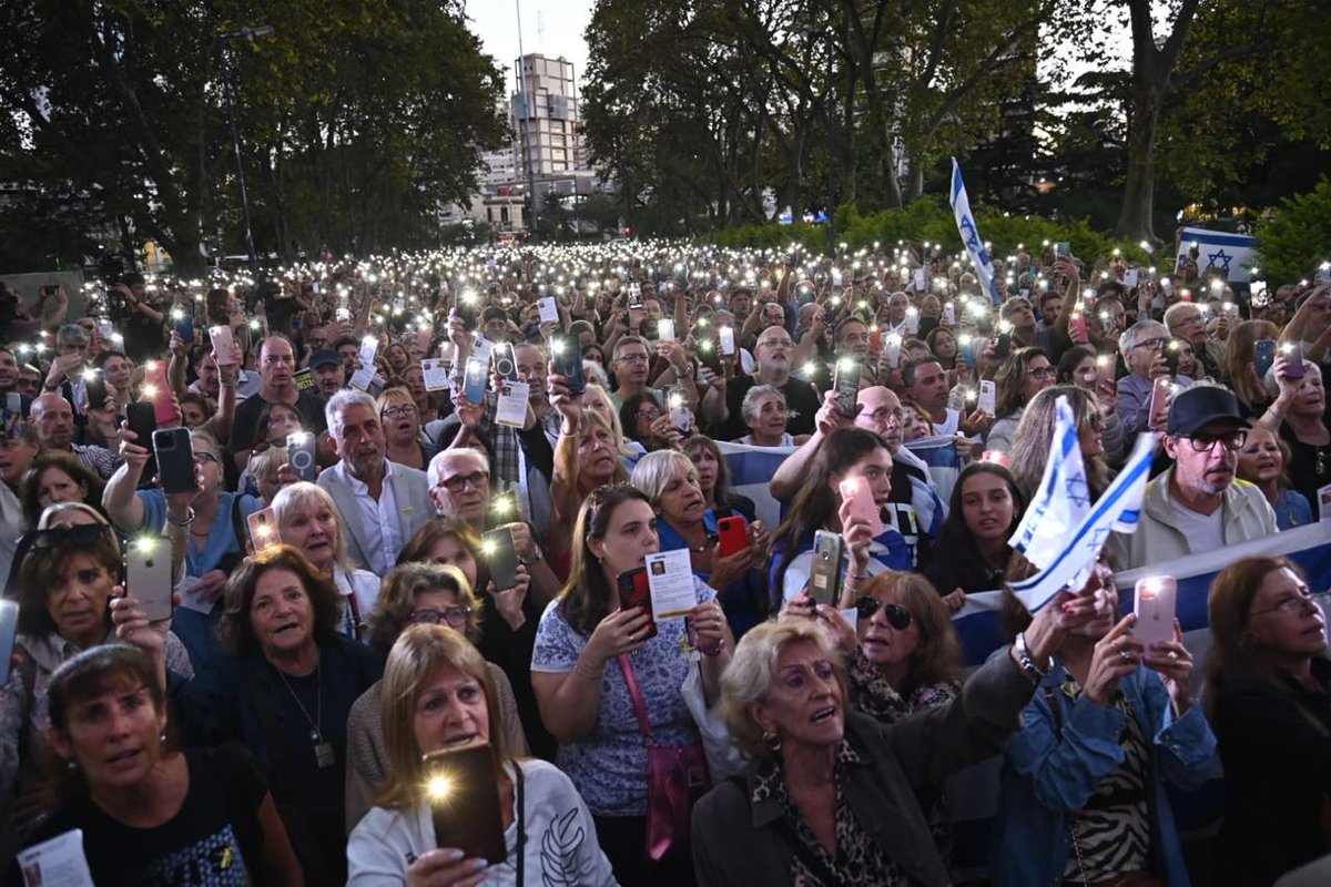 [IMÁGENES] Al grito de '¡Hineni, estoy aquí', una multitud pidió en el Parque Centenario de la Ciudad de Buenos Aires por la liberación de los secuestrados por Hamás visavis.com.ar/2024/04/08/al-… Seguinos en Instagram: instagram.com/visavisnoticias