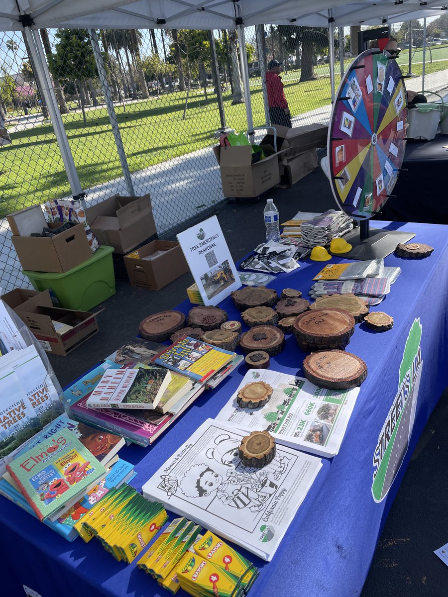 StreetsLA had a great time at the @southlaecolab kickoff! This multi-year initiative in South LA will:

🌳 Plant nearly 6000 trees
☀️ Install solar panels
🚲 Add bike lanes
💚 Create green space & infrastructure

Thank you for including us!

#AtYourService

@lacitydpw