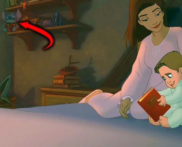 En Planeta del tesoro, hay una figura/felpa de Stitch en el estante del dormitorio del joven Jim Hawkin.
