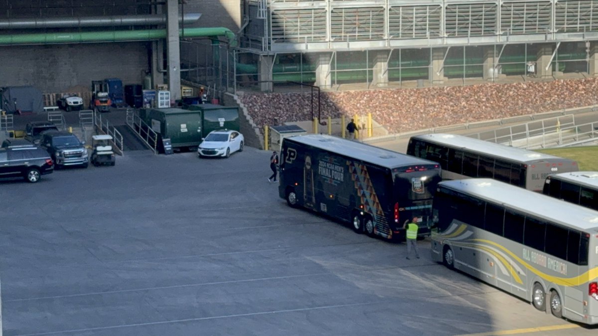 BoilerPaulie's tweet photo. Team bus parking behind the stadium after dropping everyone off 

#BusNerd https://t.co/4BVnNOB6bt