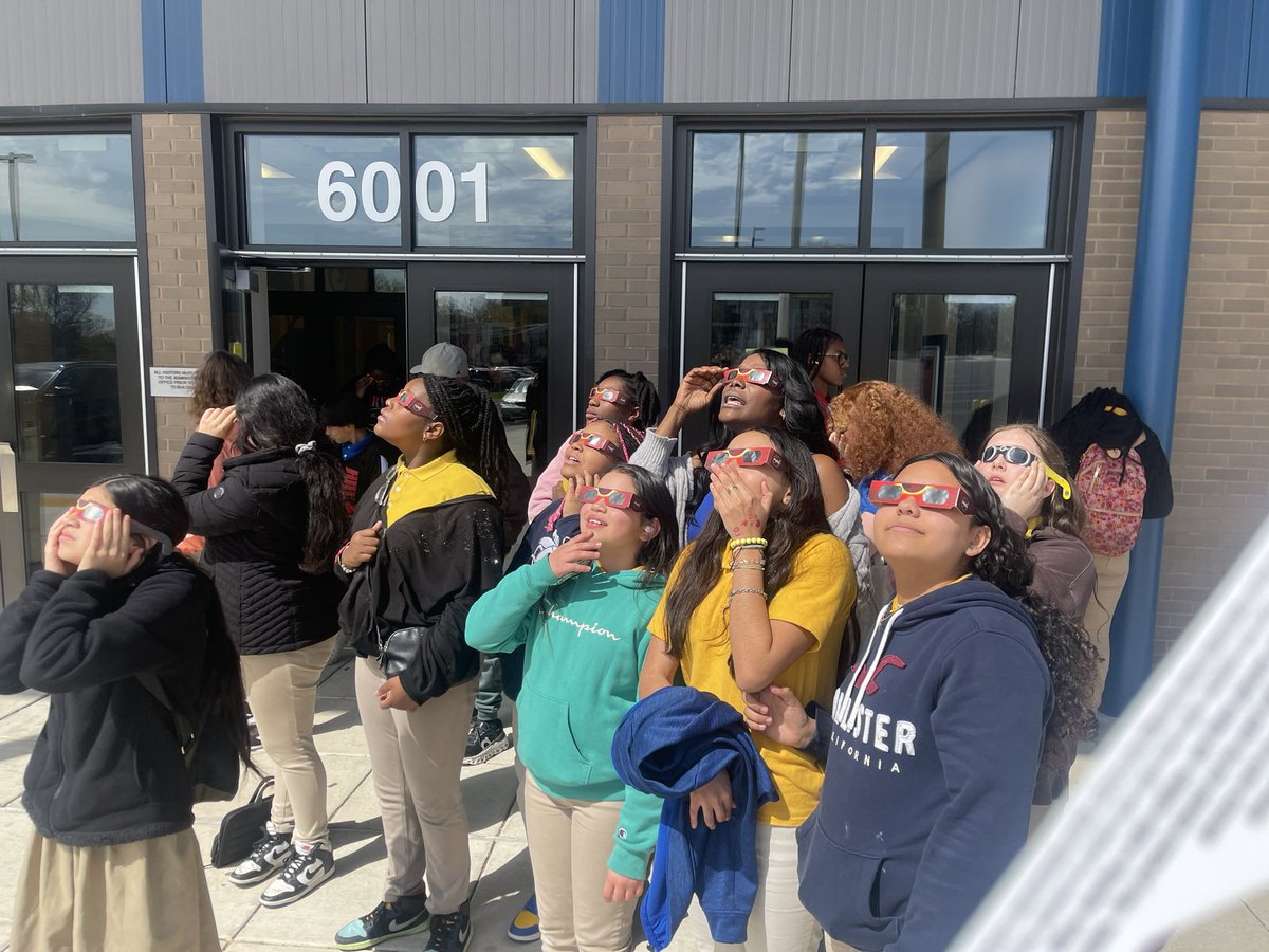 HMS_PGCPS's tweet image. HMS scholars taking in the partial solar eclipse!  #onceevery20years #sciencerocks #byebyesunshine @bkbornjabredap