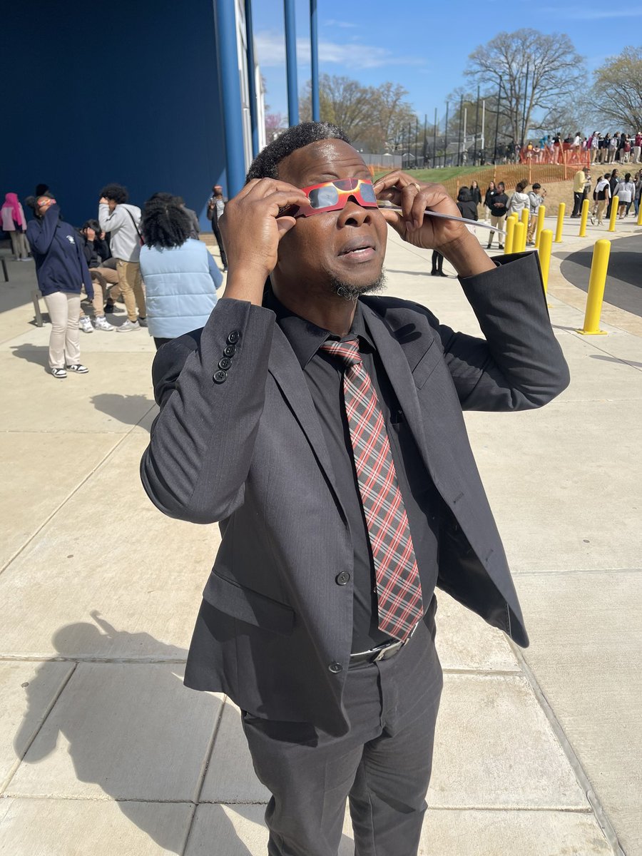 HMS_PGCPS's tweet image. HMS scholars taking in the partial solar eclipse!  #onceevery20years #sciencerocks #byebyesunshine @bkbornjabredap