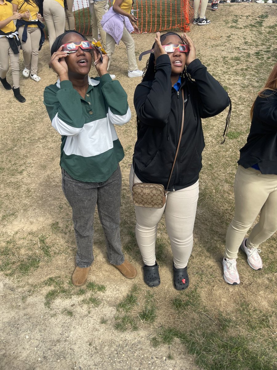 HMS_PGCPS's tweet image. HMS scholars taking in the partial solar eclipse!  #onceevery20years #sciencerocks #byebyesunshine @bkbornjabredap