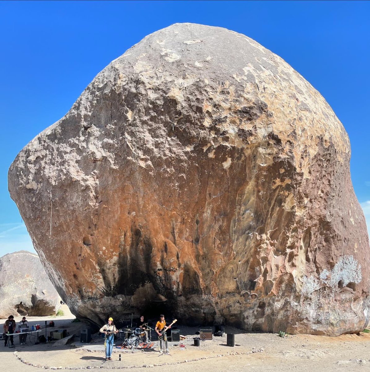 the magic is REAL @ Giant Rock 🗿

big salutes to the good folks at #fusionLA for making it happen and to everyone there . many thanks for letting us do our thing with ya ✌️🏜️

#highdesert #livemusic #minifest #campout #giantrock #raw #majik