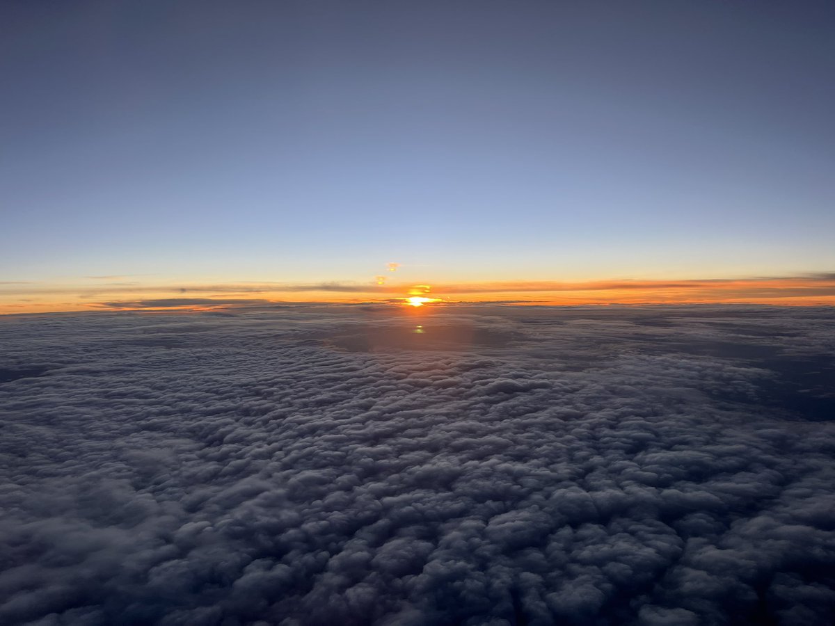 No view of the eclipse from up here, but a gorgeous sunset above the clouds instead. ✈️