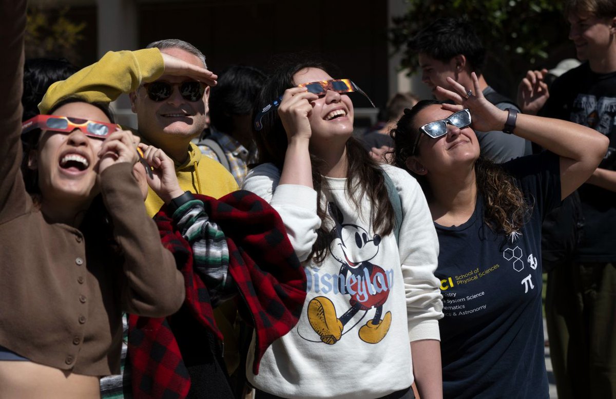 😎☀️ 🌑 Today, @UCIPhysSci hosted an Eclipse Viewing Party for the campus community! Official NASA eclipse viewing glasses were provided for the first 200 guests at Croul Hall for this truly memorable and historic event. 📷 Steve Zylius/UC Irvine. 📰 ps.uci.edu/news/3079