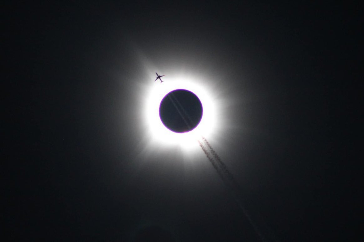 🇺🇸 | Avión en pleno vuelo durante el eclipse solar total del lunes en Jonesboro, Arkansas.