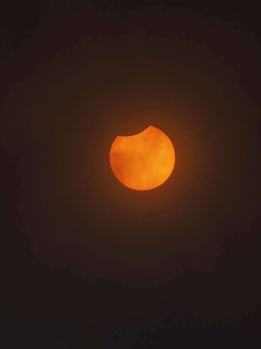 Today’s #eclipse Clouds didn’t cooperate @jo_annie42 @jane_sparrow13 @ArtemisKellogg @vale__ri @littlemore20 @xobreex3 @BillMontei @StormHour @ThePhotoHour @admired_art @SiKImagery @salina_mills @VisualsbySauter @ArtemisKellogg @MrWhoCapture