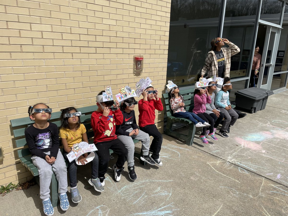MissVatLP's tweet photo. We had so much fun learning about and experiencing the Solar Eclipse today! π #Room8isGreat #NBTeamPreschool #WhyLP https://t.co/S9W1fND2vE