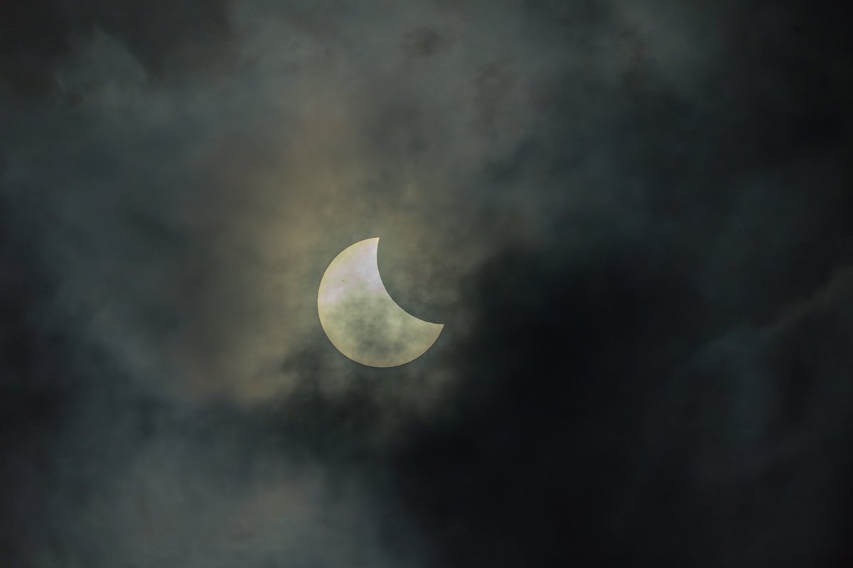 NetoSegovia's tweet photo. Eclipse parcial de sol 
📍San Salvador, El Salvador 🇸🇻 https://t.co/nszdaLo0mL