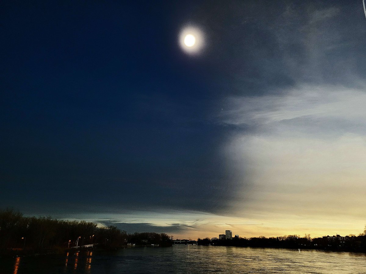 Pat_Baloney's tweet photo. Photo d'un ami sur Discord, Montréal à gauche, Laval à droite. La fameuse bande visible. #Eclipse2024 https://t.co/NA6qdyH9ZY