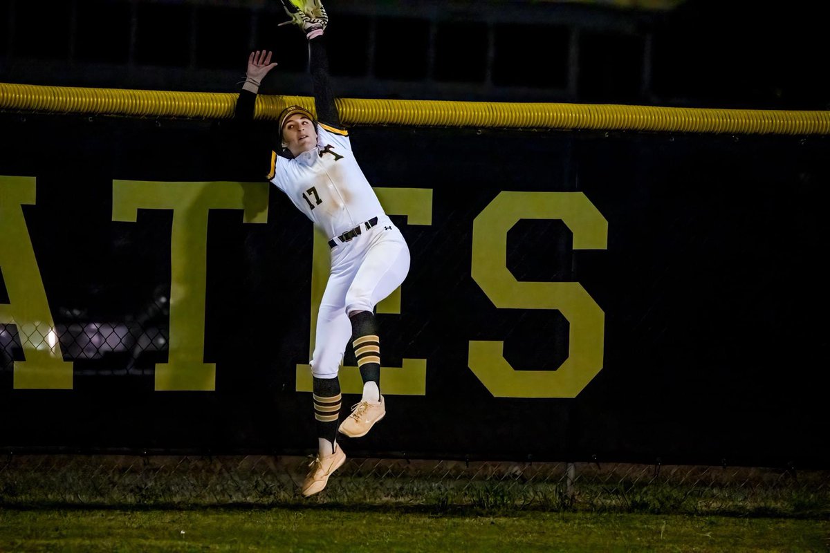 Emersonclark22's tweet photo. Outfielders save games! To the little girls out there who feel “stuck” in the outfield … make it your home and perfect your craft. 

@TopPreps 
@CoastRecruits 
@UWAA_United 
@SunilSunderRaj3 
@ScGenovese https://t.co/YO4yVZOWGu