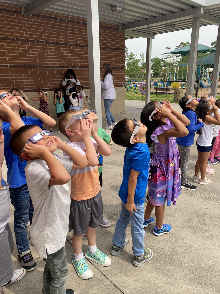 We caught a quick glimpse in between the cloud coverage! Thank you @LSELeopardsPTO for the glasses! @HumbleISD_LSE