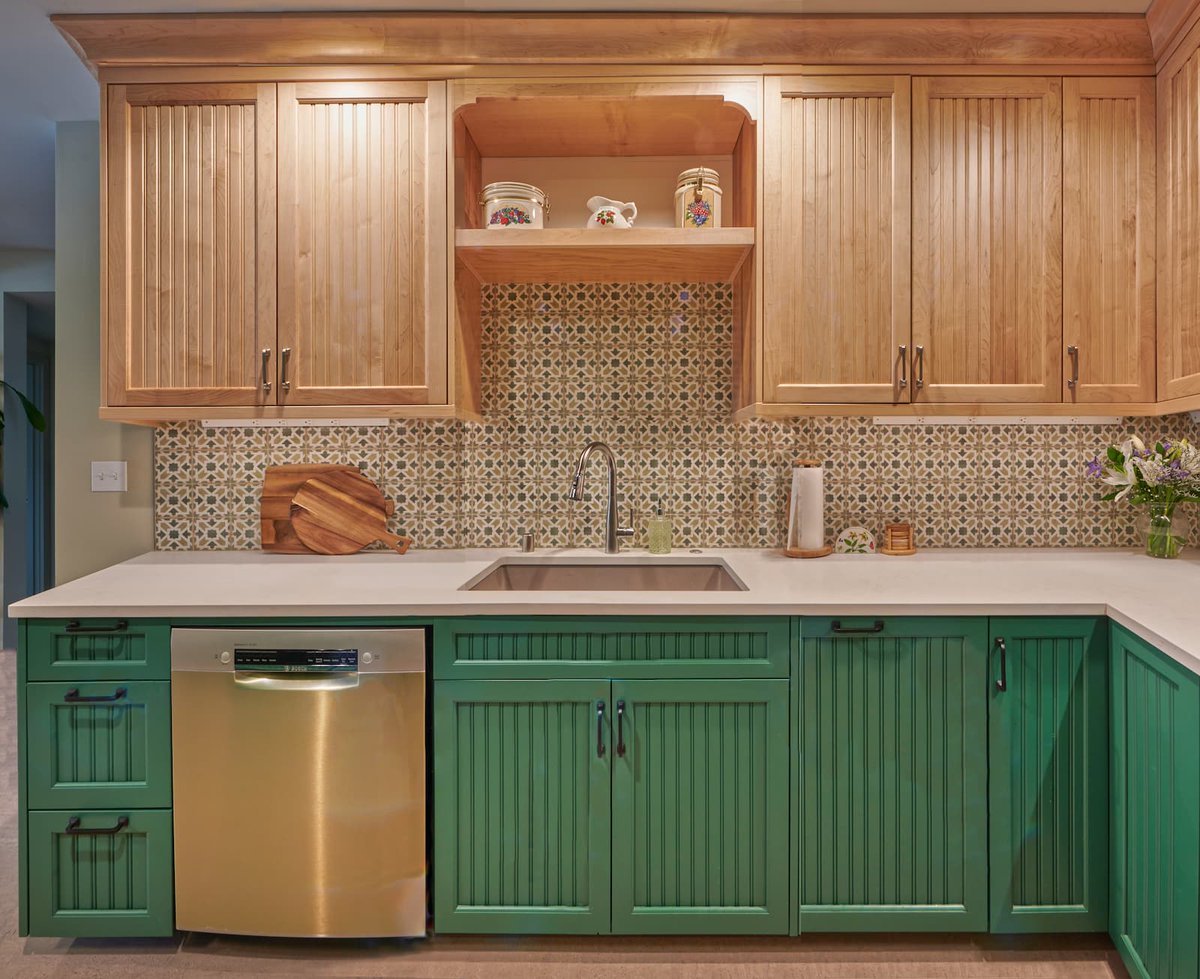 CRDdesignbuild's tweet photo. Embracing earthy vibes in this kitchen with this stunning cabinet combination 🌿✨ 

#CRDDesignBuild #SeattleKitchenRemodel #KitchenInspo #GreenCabinets #NaturalWood #HomeDecor https://t.co/Ro7kwM0PzG