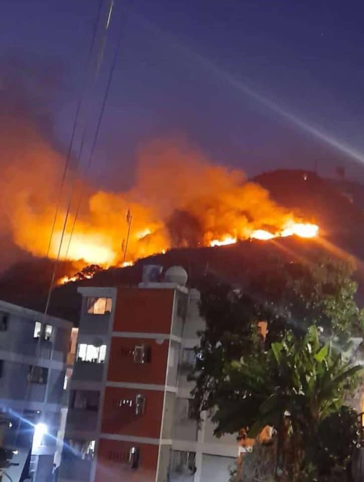 JohanLozada26's tweet photo. Por culpa del bloqueo no han podido traer hidroaviones y helicópteros cisternas en caso de que el Avila esté incendiado como ahorita, pero los Ferrari, Bentley, Maserati, Porsche, Range Rover y demás si "burlan" el bloqueo para sus lavadoras. https://t.co/oEtfXptFpj