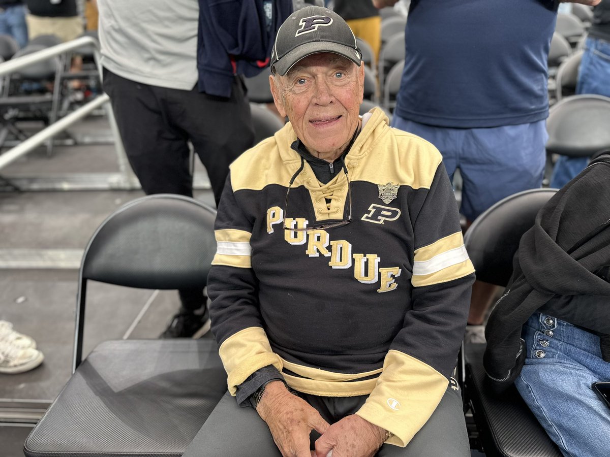 Legendary @BoilerBall head coach Gene Keady really went the extra mile for tonight’s game! Look at the “P” he has on the back of his head tonight. 👏