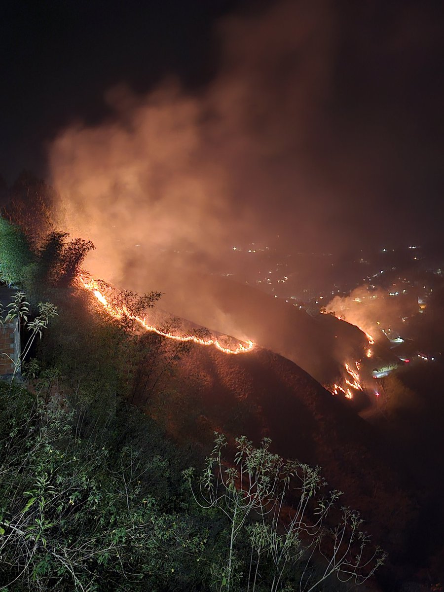 dorisf3004's tweet photo. Señores en estos momentos #incendio de gran magnitud en montaña que bordea la via hacia Gavilan. Las casas de #altosdelosguayabitos en riesgo @BomberosMiranda @MirandaGob https://t.co/jfSdio88ZC