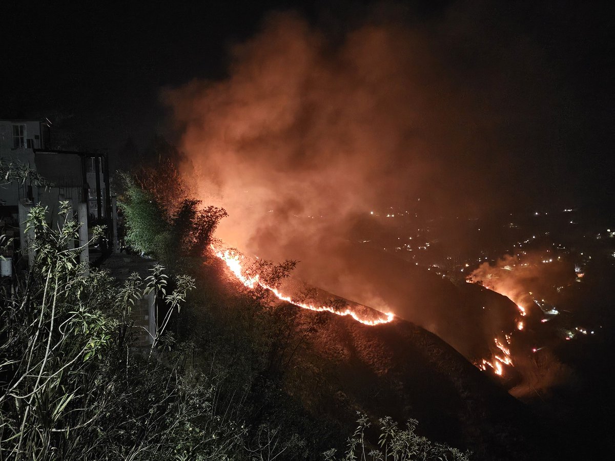 dorisf3004's tweet photo. Señores en estos momentos #incendio de gran magnitud en montaña que bordea la via hacia Gavilan. Las casas de #altosdelosguayabitos en riesgo @BomberosMiranda @MirandaGob https://t.co/jfSdio88ZC
