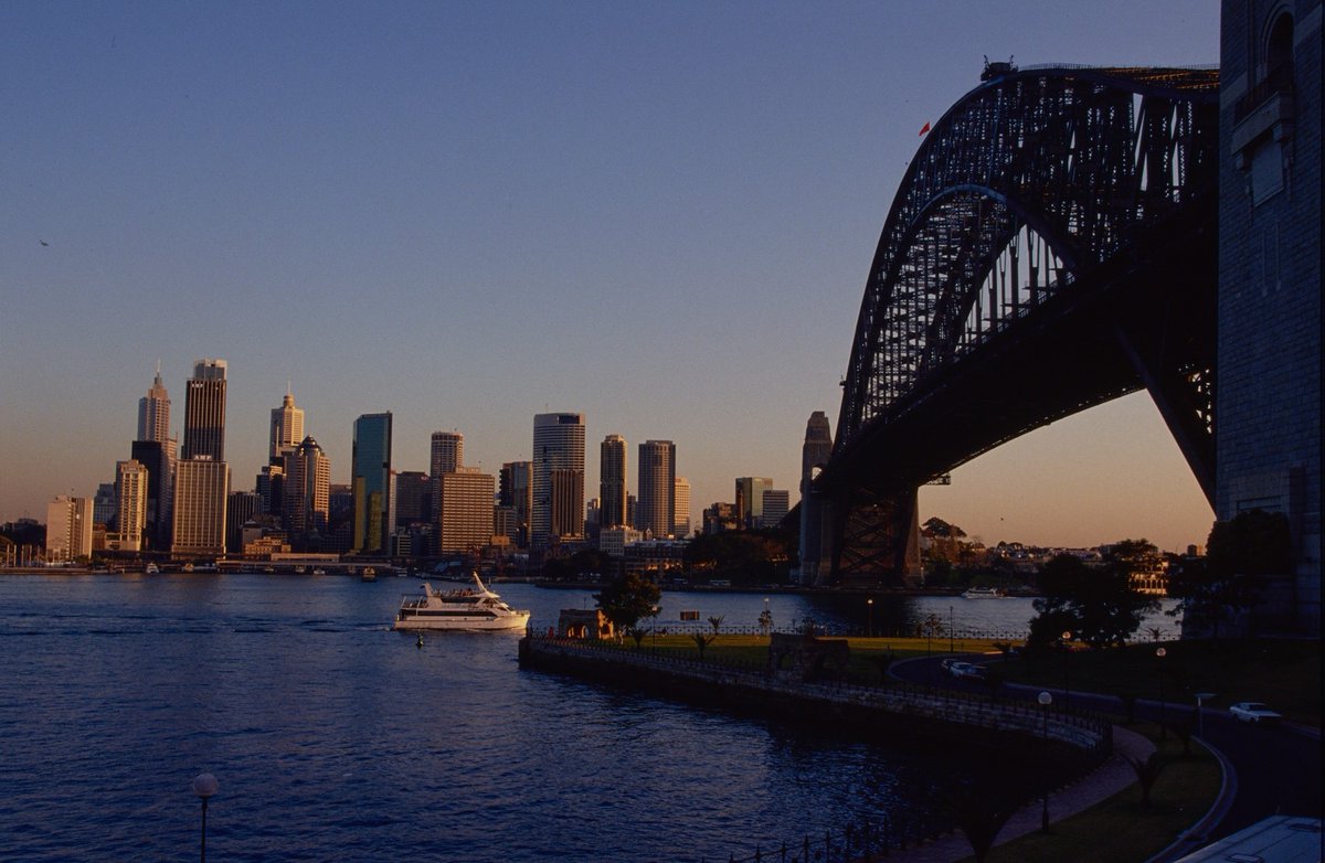 naagovau's tweet photo. Even the harbour bridge can’t resist striking a pose with Sydney’s skyline! 🌇

Zoom in at this classic shot taken from #Milsons Point, 1993.

Explore more captivating glimpses of Australia’s past: https://t.co/BqKXYuET5y 

NAA: A6135, K27/07/93/47 https://t.co/1Oxuh8sv1k