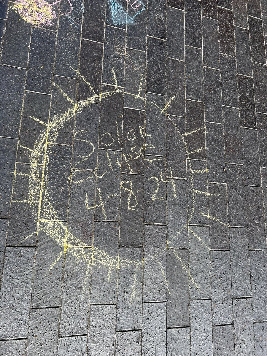 madikregs's tweet photo. Spent my solar eclipse with the Dubliners including the wonderful @DOMTIBERI!

I’m partial — no one puts on events like @DublinOhio. 💚

Couldn’t have asked for a better day! ☀️ https://t.co/HhRRtny6Zb