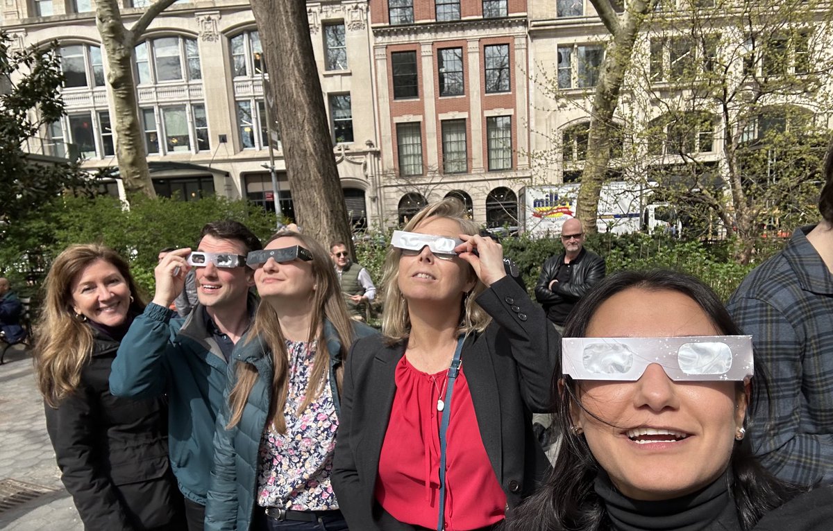 Week in the ⁦<a href="/ardoqCom/">Ardoq</a>⁩ New York office started in an unusual way this Monday. Of course we all watched the Solar Eclipse what an experience!!