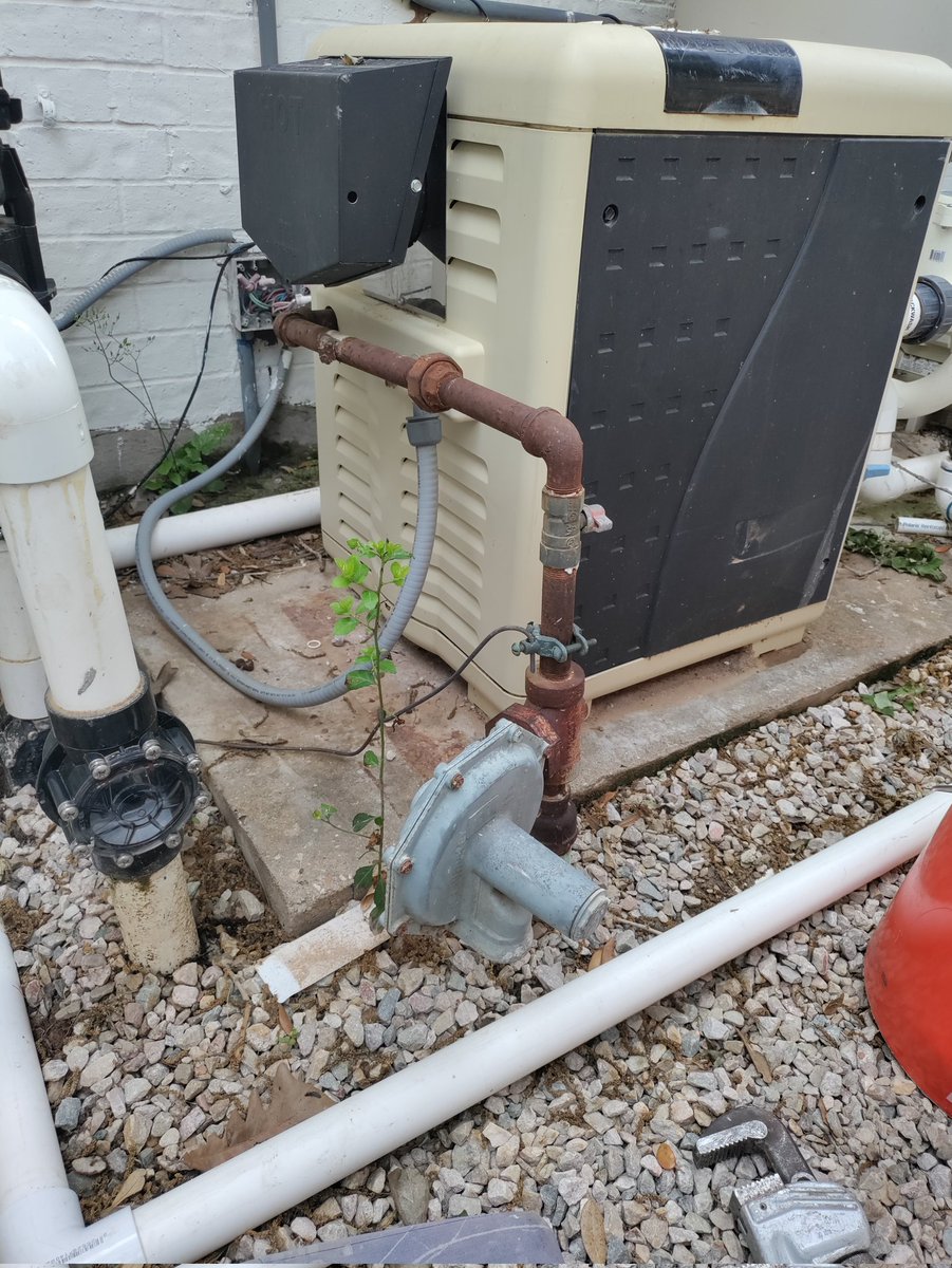 PlumberOFortune's tweet photo. Here is a before and after from the gas to pool heater is replaced. Nasty rusted brown pipes go away!! Make way for the new up to code installation! https://t.co/Sat3qoxK4w