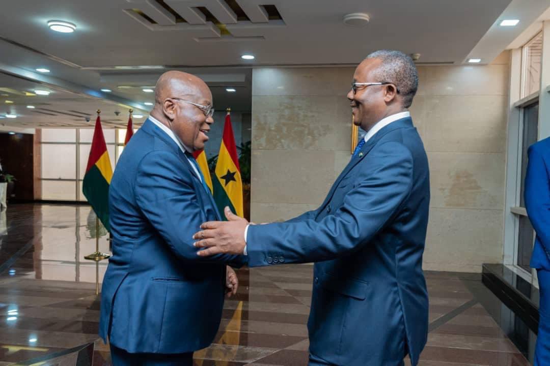 À Accra, Ghana , dans le cadre d'une visite d'Etat, le Président @USEmbalo a été reçu, avec les honneurs au Jubilee House, par son homologue @NAkufoAddo . 🇬🇼🇬🇭