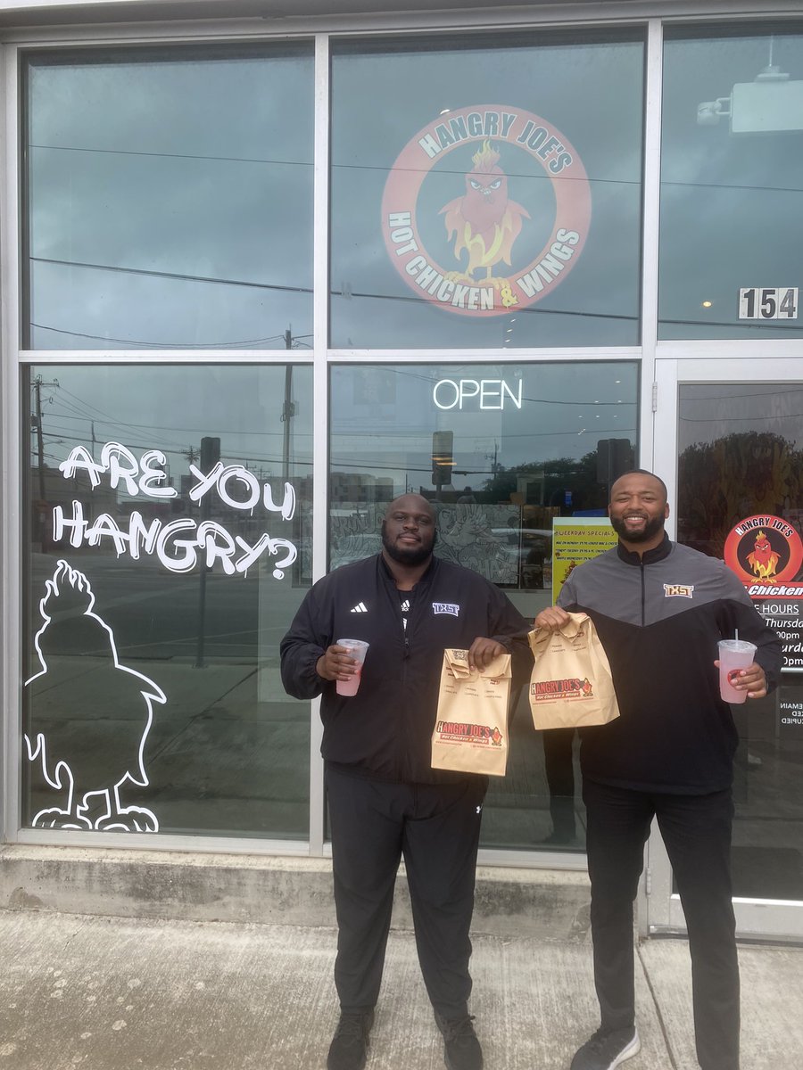 @hangryjoes we had to come see what all the hype was all about!!! Chicken & Wafffles 🔥🔥 @CoachMikeOG and I will always try to support our local San Marcos businesses!!! Thank y’all for supporting our players!!!