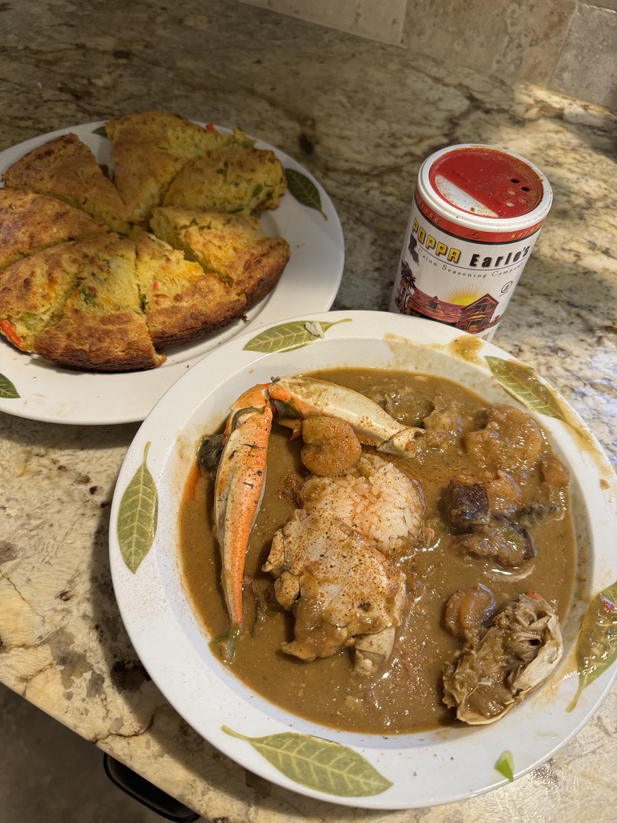 Nothing special for the overrated eclipse ….crab gumbo and jalapeños cornbread ⁦@PoppaEarles⁩