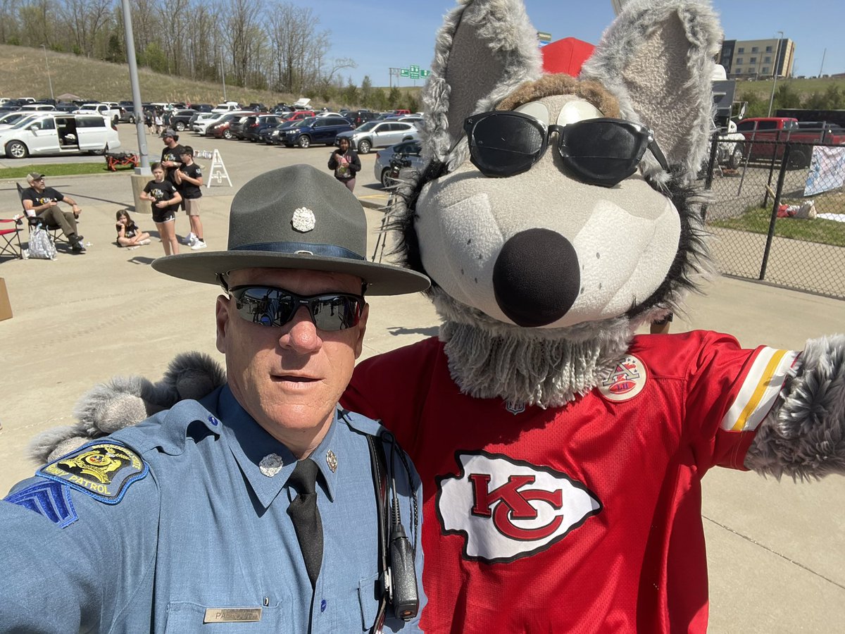 Even @kcwolf had on his #EclipseSolar2024 glasses today.