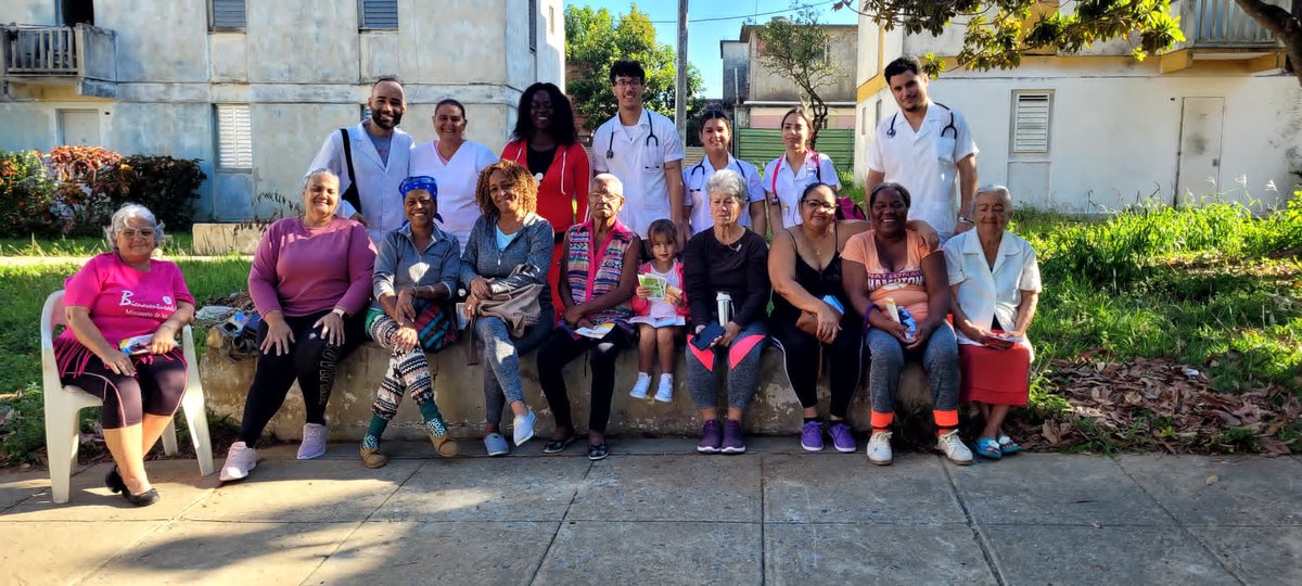 Formación de estudiantes como futuros médicos, desde la Educación en el Trabajo. Profesor y estudiante abordan uno de los principales problemas de salud  la hipertensión arterial. Desde la promoción de salud, con el ejercicio físico, se practicó Educación para la Salud.
#UCMPinar