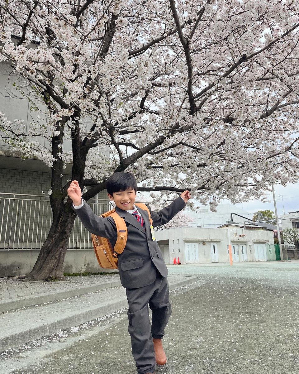 桜が満開の中とうとう小学校入学。 友達100人できるかな？