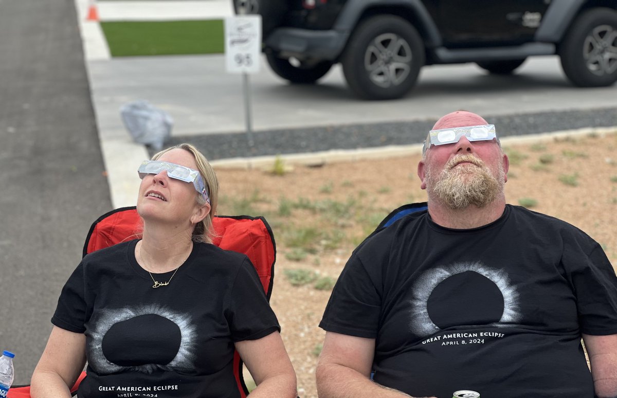 BettyKimLab's tweet photo. Welcoming to “X” to my best mate from ⁦@MayoClinic⁩ #APN @belindamonnig #Ribs #BBQ #Wally #Eclipse2014 #RV https://t.co/2u6Jnfx05A